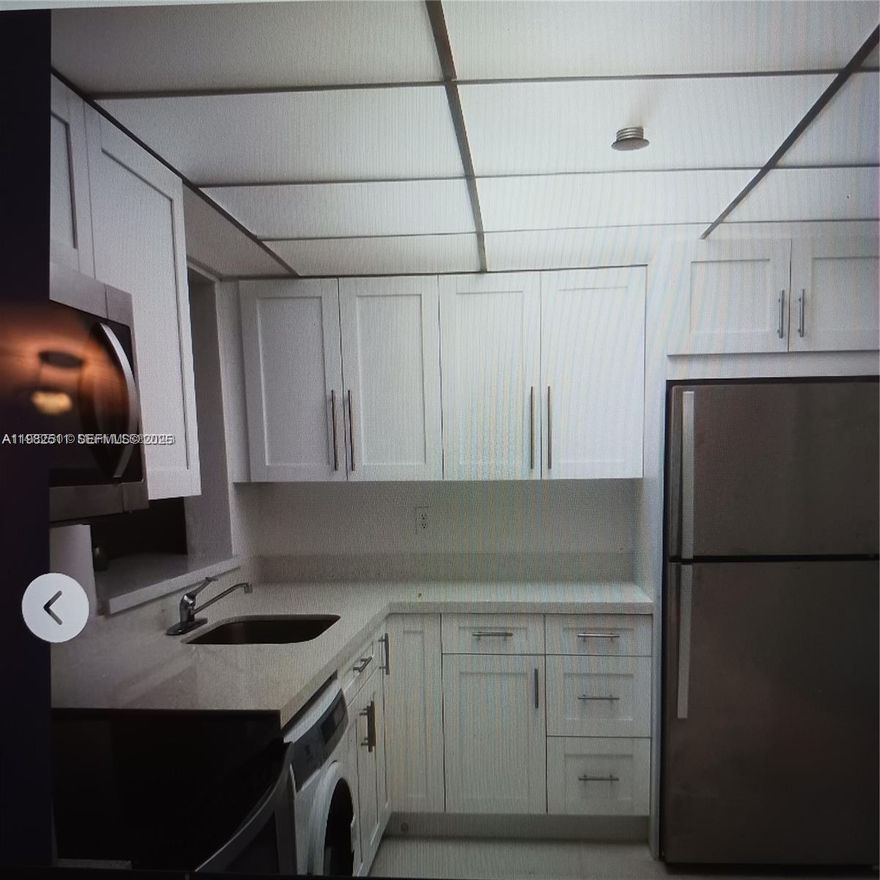 VERY BEAUTIFULL UNIT 100% UPGRADE  2/2 FRST FLOOR . GREAT LOCATION NICE ATRIUM NEXT TO EXCELENTS SCHOOLS ,SHOPING CENTER,BAINKS AND HOSPITALS ,SECURITY 24/7. CLUB HOUSE, POOLS,TENNIS BASQUETBOLL, CLEAN AND NICE NEIGHBORHOOD . THE BEST LOCATION IN KENDALL