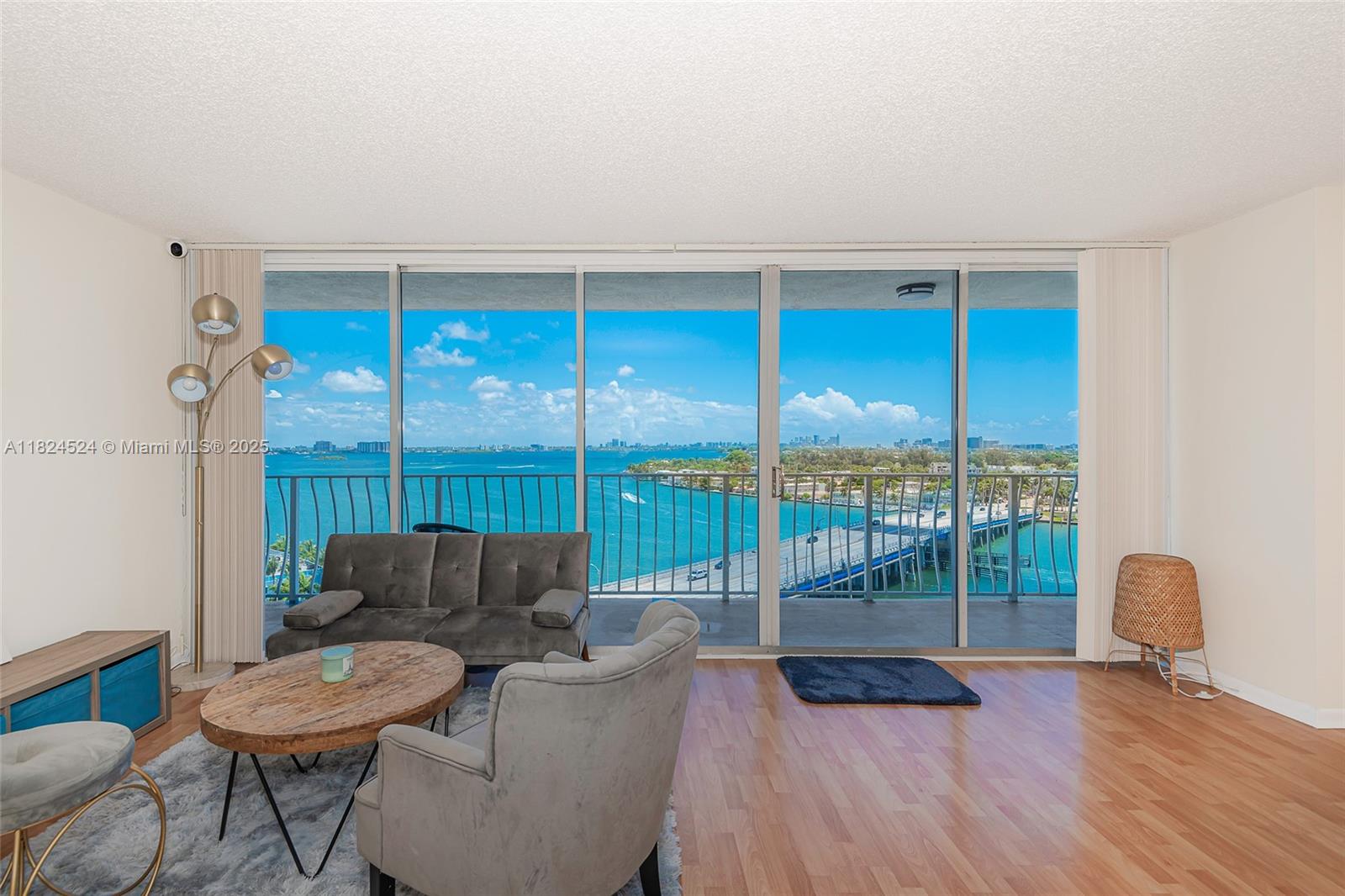 7601 E Treasure Dr 1517, North Bay Village, FL, 33141/$389,000 4 7601 E Treasure Dr 1517