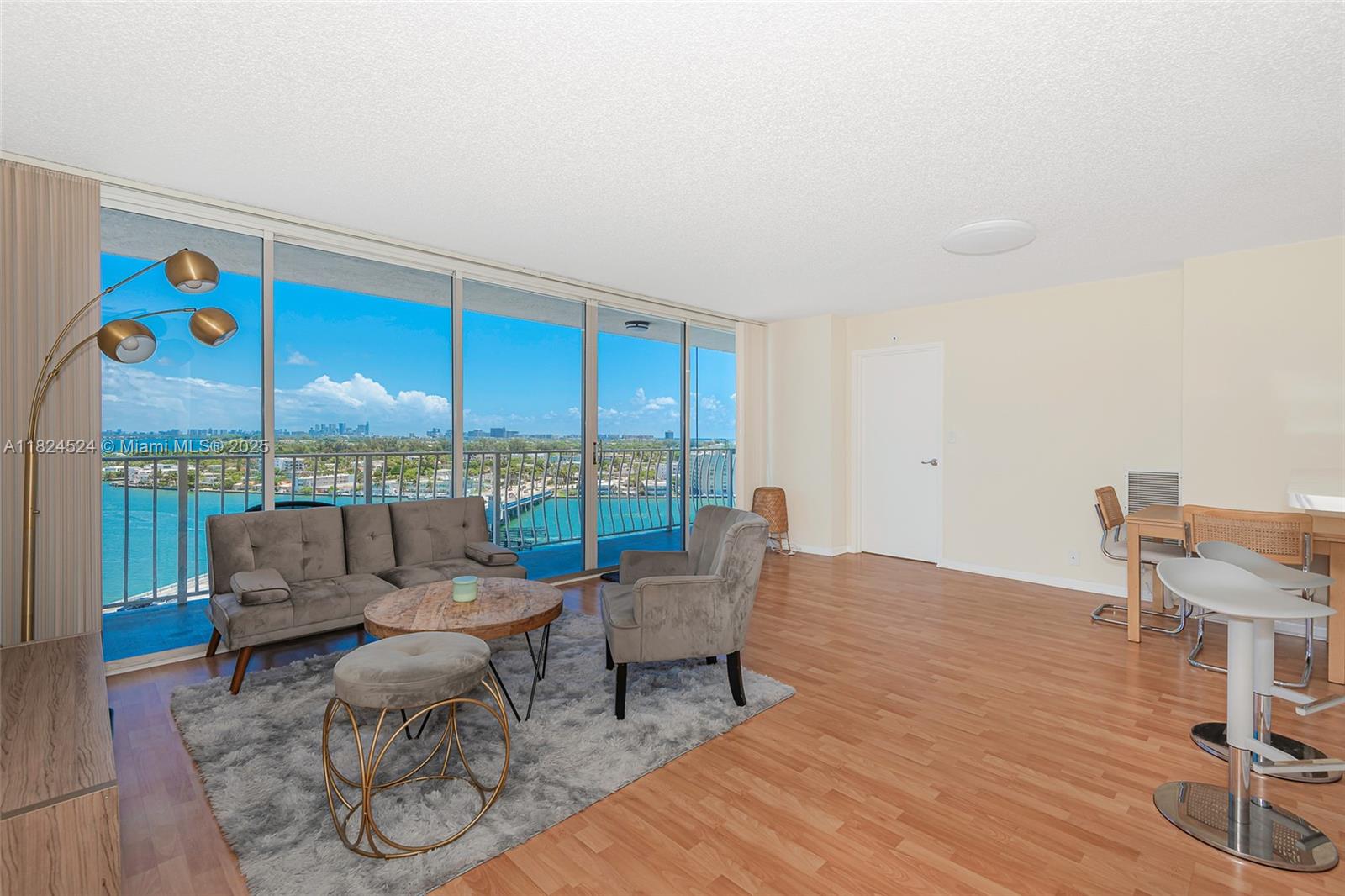 7601 E Treasure Dr 1517, North Bay Village, FL, 33141/$389,000 3 7601 E Treasure Dr 1517