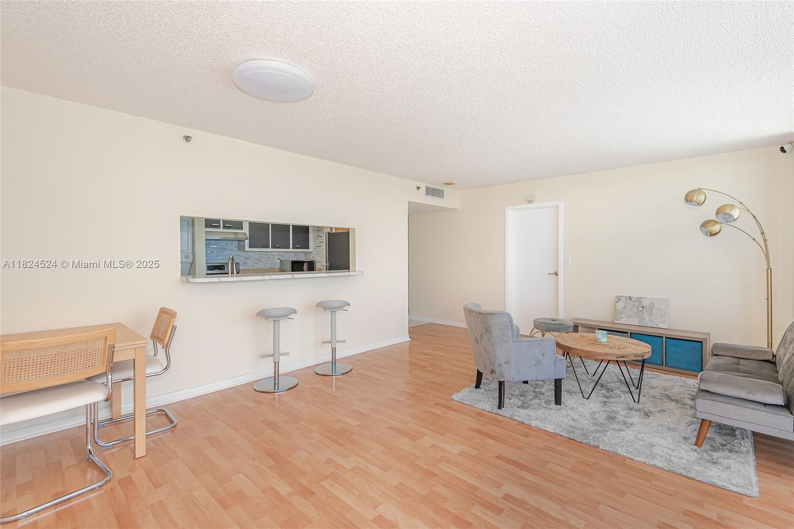 7601 E Treasure Dr 1517, North Bay Village, FL, 33141/$389,000 2 7601 E Treasure Dr 1517