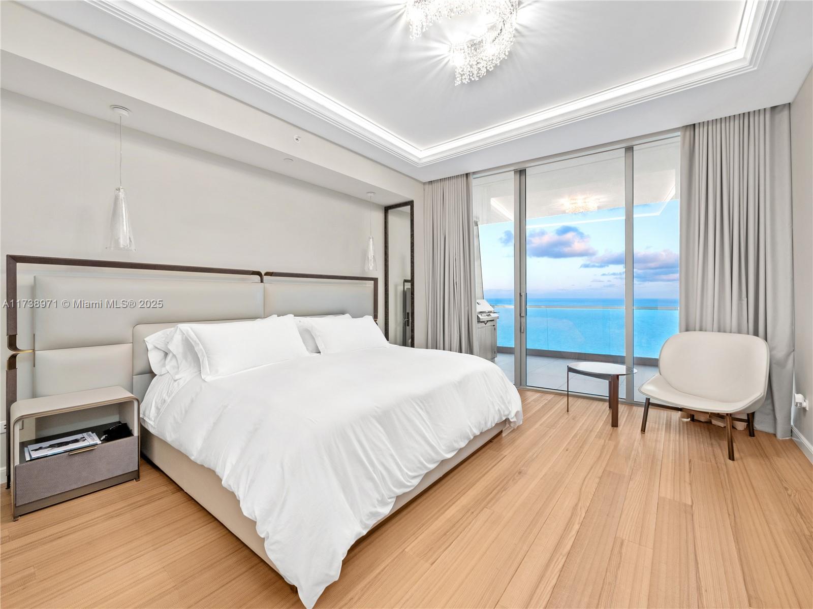 TURNBERRY OCEAN CLUB - Residential