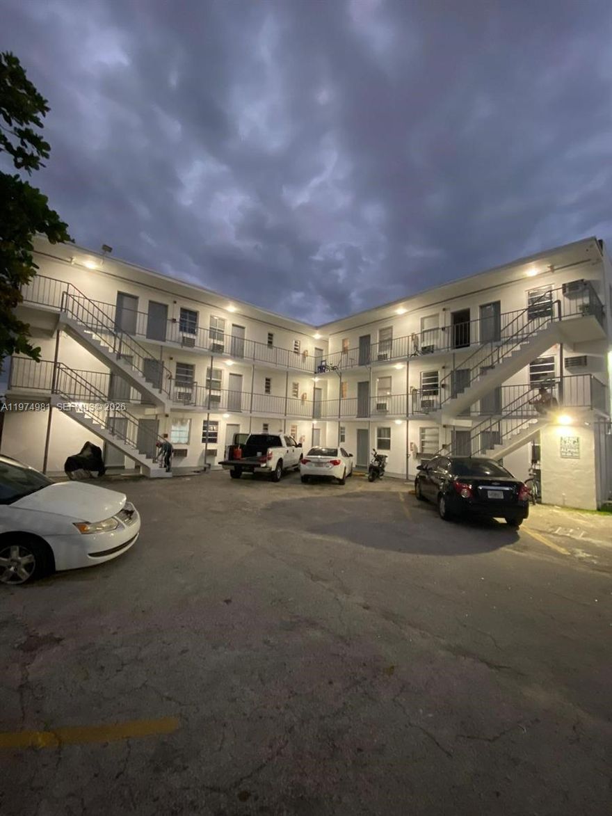 Apartment 2/1  with s/s appliances. Fast Approval.