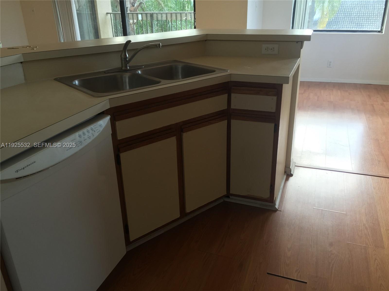 SUMMERBREEZE CONDO - Residential Lease