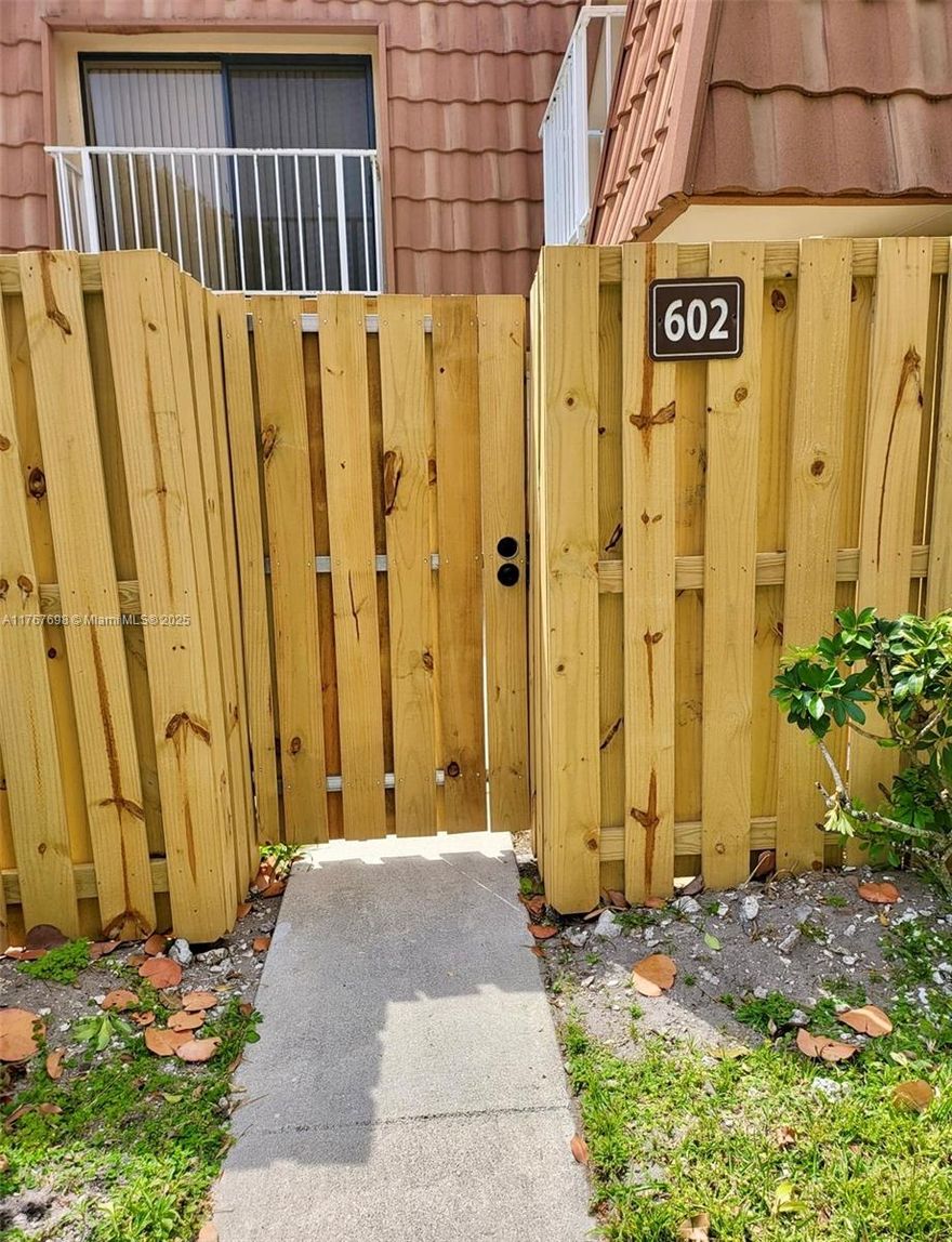 Heart of West Palm Beach, 2-bedroom, 2.5-bathroom townhouse offers comfort and practicality. Enjoy the outdoors with your own private patio. Whether you're looking for a place to call home or an investment opportunity, this property has something to offer
Ideally located close to shopping, dining, and major highways, this townhouse combines convenience with potential in one of Florida’s most sought-after areas.
