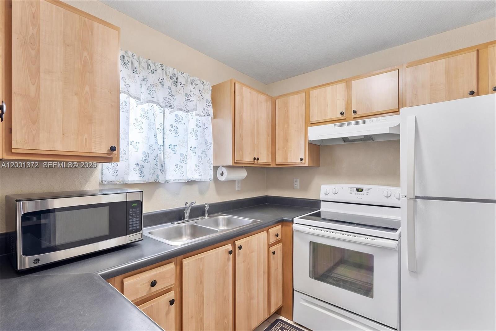 AQUA VISTA TOWNHOMES COND - Residential