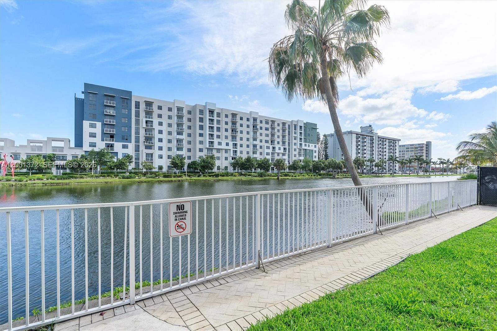 AQUA VISTA TOWNHOMES COND - Residential