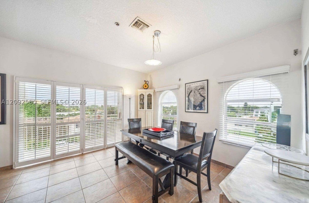 9008 Collins Ave 402