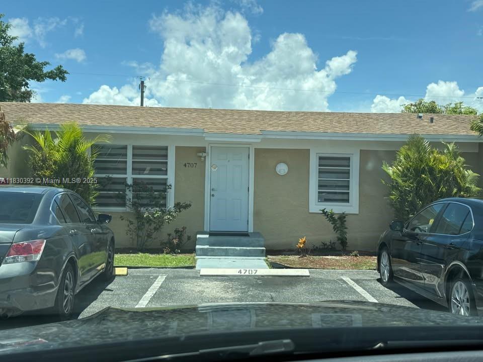 Villa for Rent! ?? Prime Location
Enjoy this comfortable and functional villa featuring:
2 spacious bedrooms, each with its own private bathroom
Covered terrace with outdoor kitchen and laundry area
Extra room next to the terrace with air conditioning (perfect for an office, studio, or guest room)
Storage room
Fully paved backyard for easy maintenance
2 assigned parking spaces
Ideal for those seeking comfort, privacy, and a great location.
??Contact us for more information or to schedule a viewing!