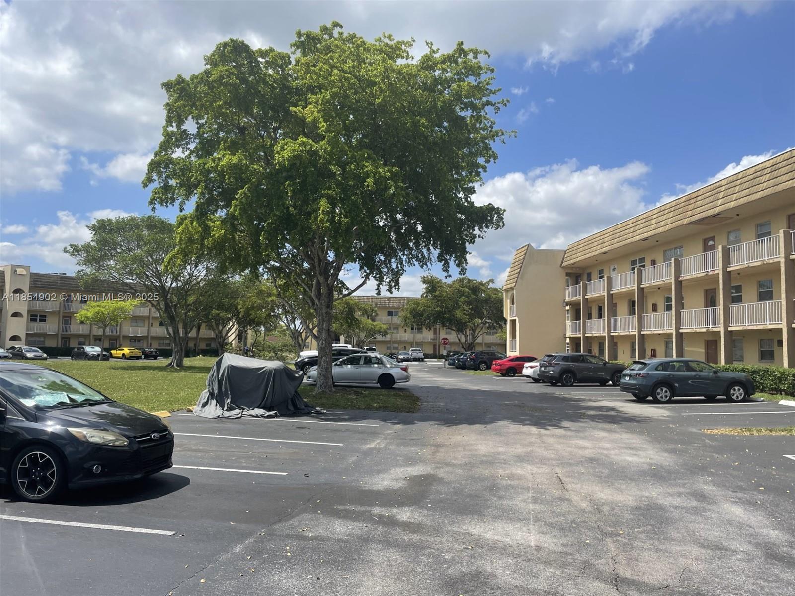 SPECIOUS AND LIMINUS 2/2 CONDO WITH ENCLOSED PATIO WITH LAKE VIEW. UNIT WAS FRESHLY PAINTED, 1 YEAR OLD APPLIANCES - 2 YEARS OLD AC UNIT- UPGRADED KITCHEN AND BATROOMS. WALKING DISTANCE THE CLUB HOUSE AND POOL. THIS IS A QUIET 55+ PLUS COMMUMITY WITH LOTS OF AMINITIES: TENNIS COURTS, PICKLEBALL , GYM, PLAYROOMS, THEATER AND MORE.