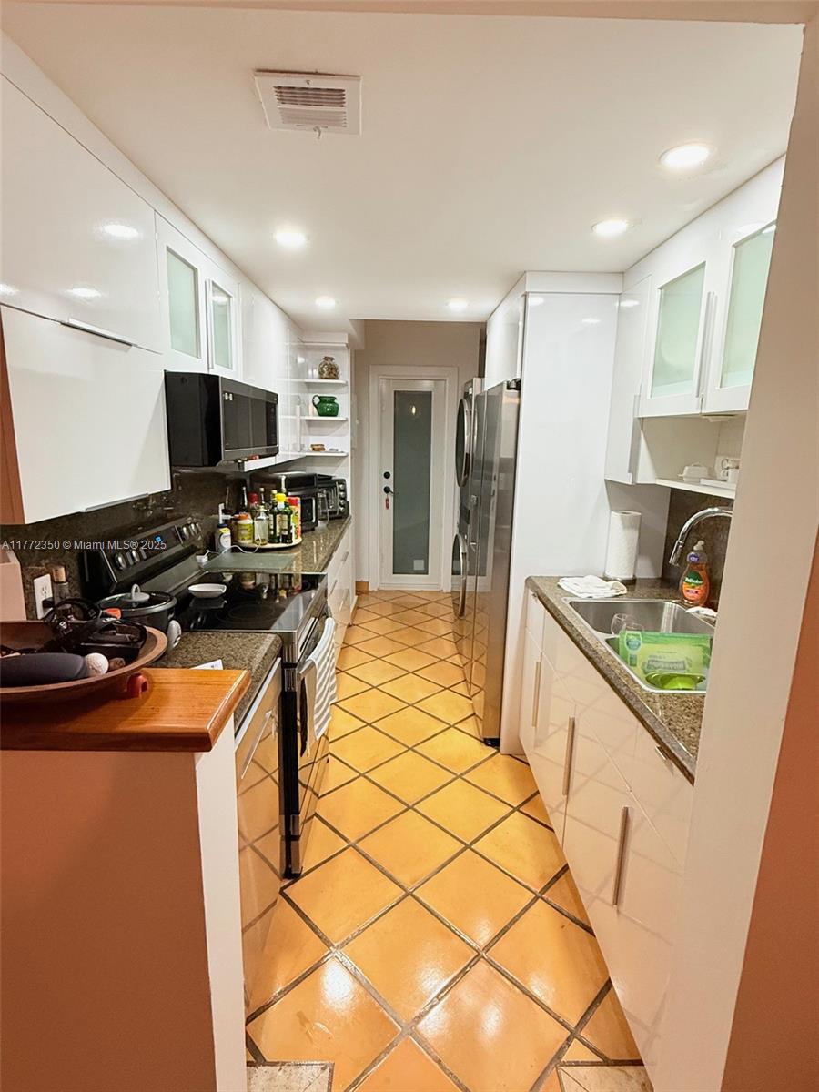 Rental Property at Address Not Disclosed, Miami, Broward County, Florida - Bedrooms: 2 
Bathrooms: 3  - $2,795 MO.