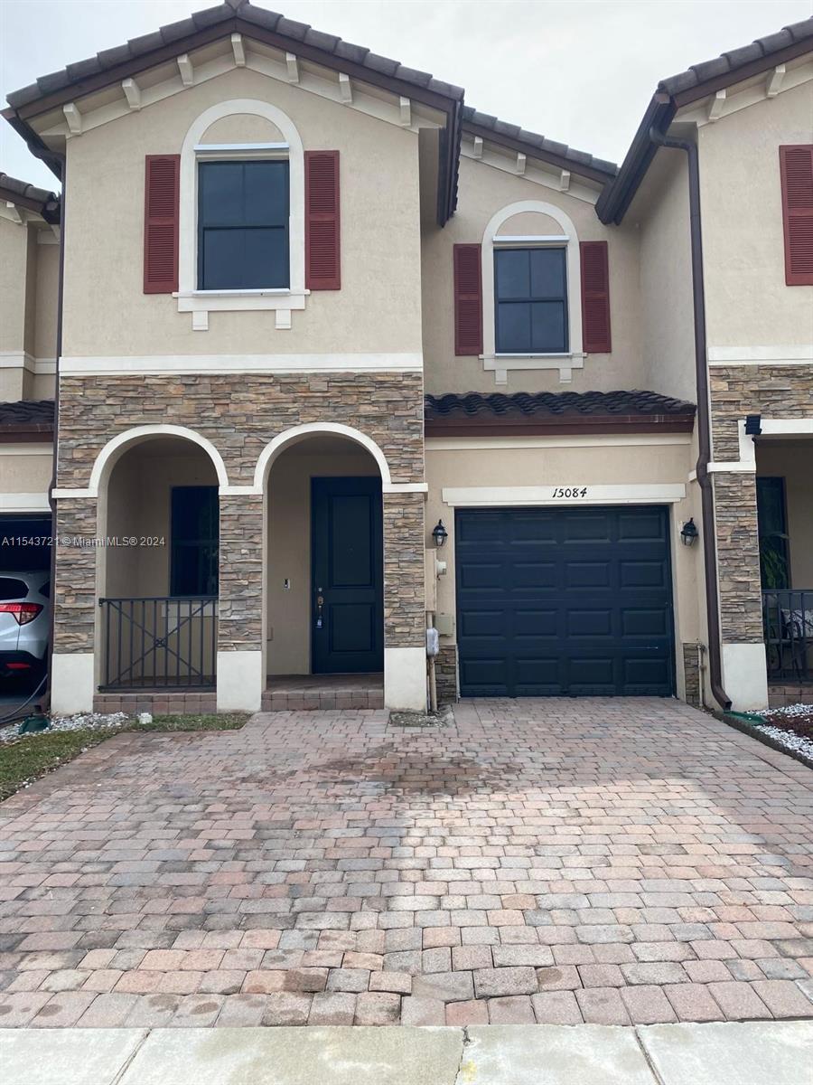 Great opportunity to lease the beautiful 3 bedroom 2.1 baths Townhouse in Kendall. This townhouse has lot of inside space, with lot of natural light. Wont last!!