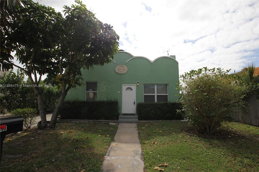 Nice 3/1 in great location close to Dixie just south of Southern Blvd.  Wood floors, central air, w/d hookup. Water included with rent