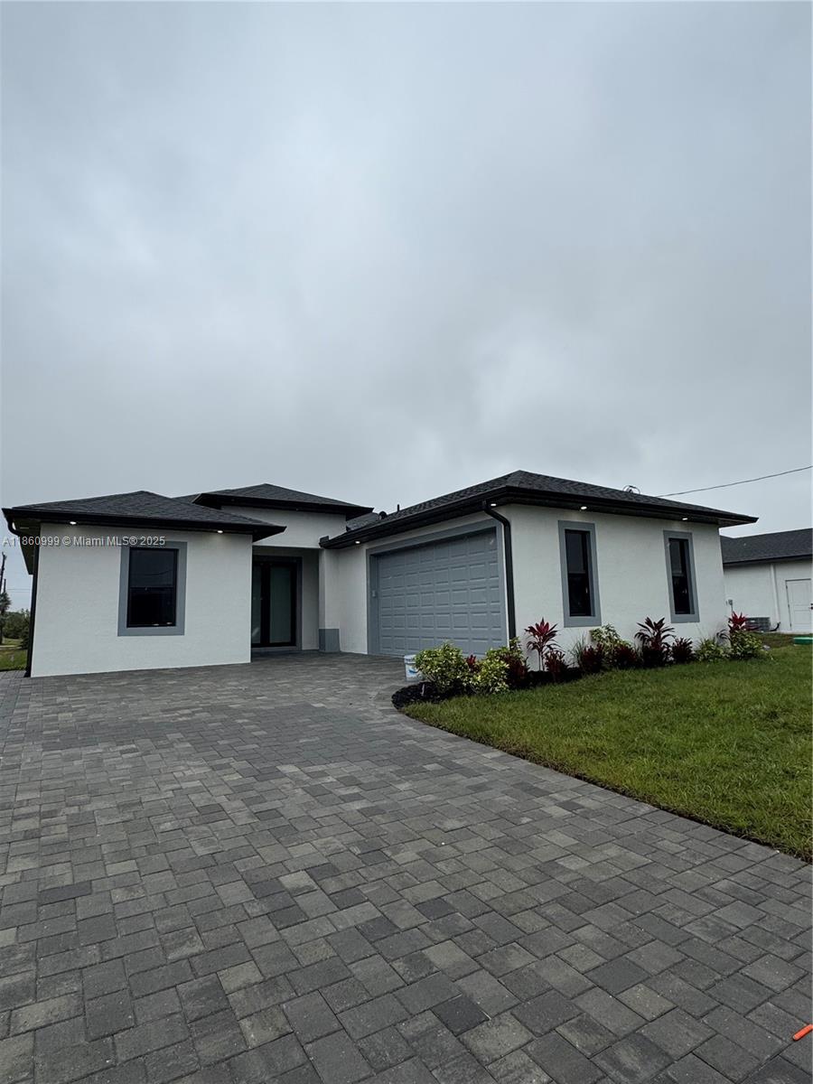 BEAUTIFUL PROPERTY IN LEHIGH ACRES NEW CONSTRUCTION 3 BEDROOMS AND TO BATHROOMS.EXCELLENT AREA WITH EXCLUSIVE FINISHES.MOTIVATED SELLER