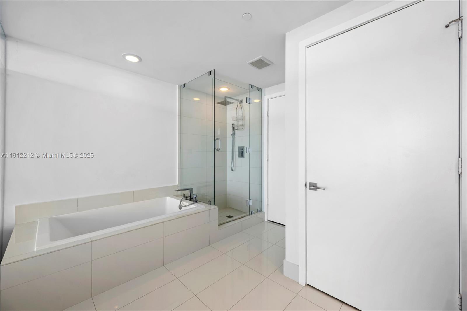 PARAISO BAY CONDO - Residential