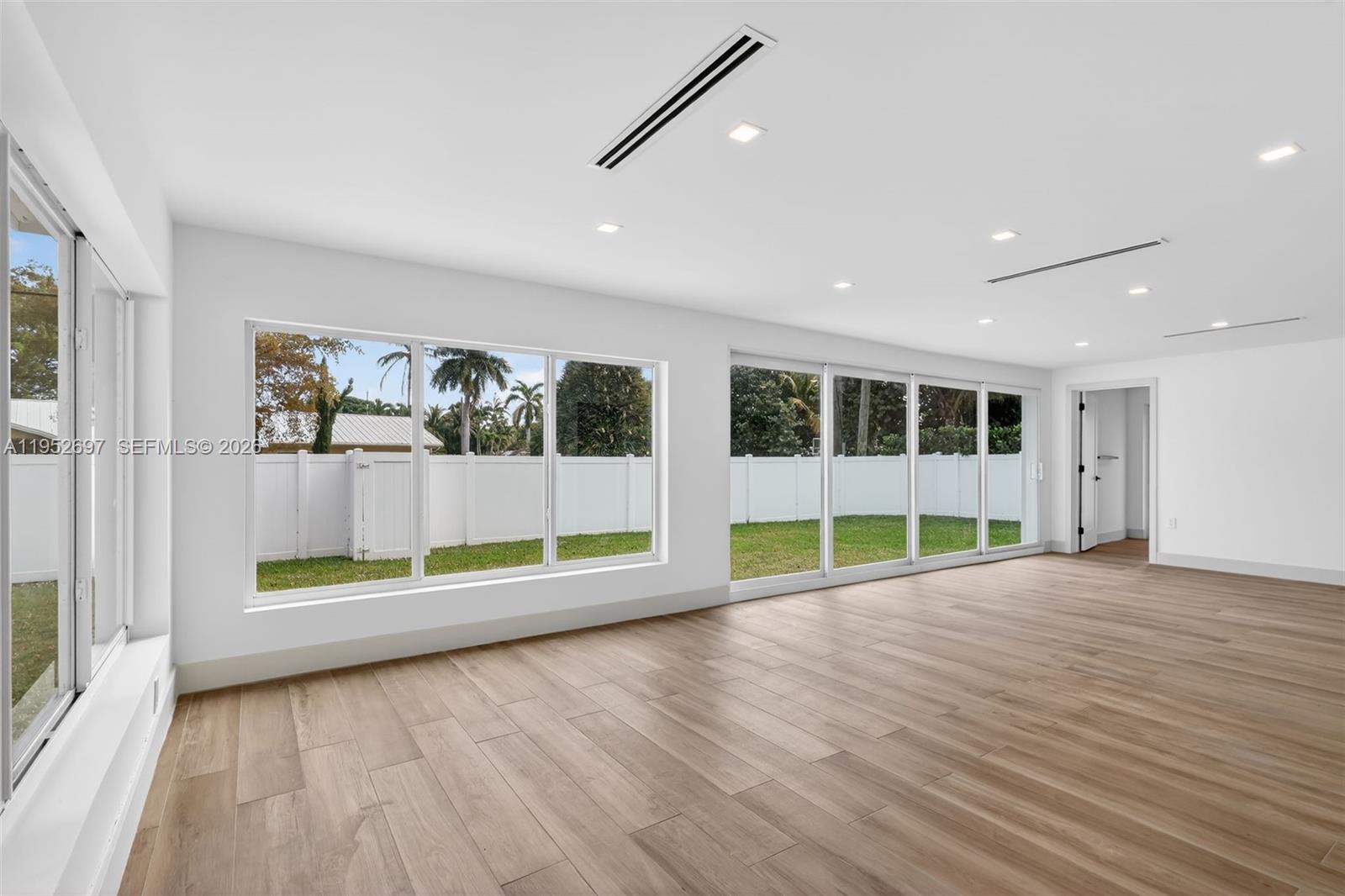 NORTHRIDGE - Residential