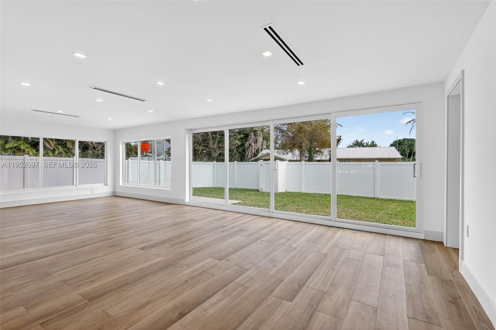 NORTHRIDGE - Residential