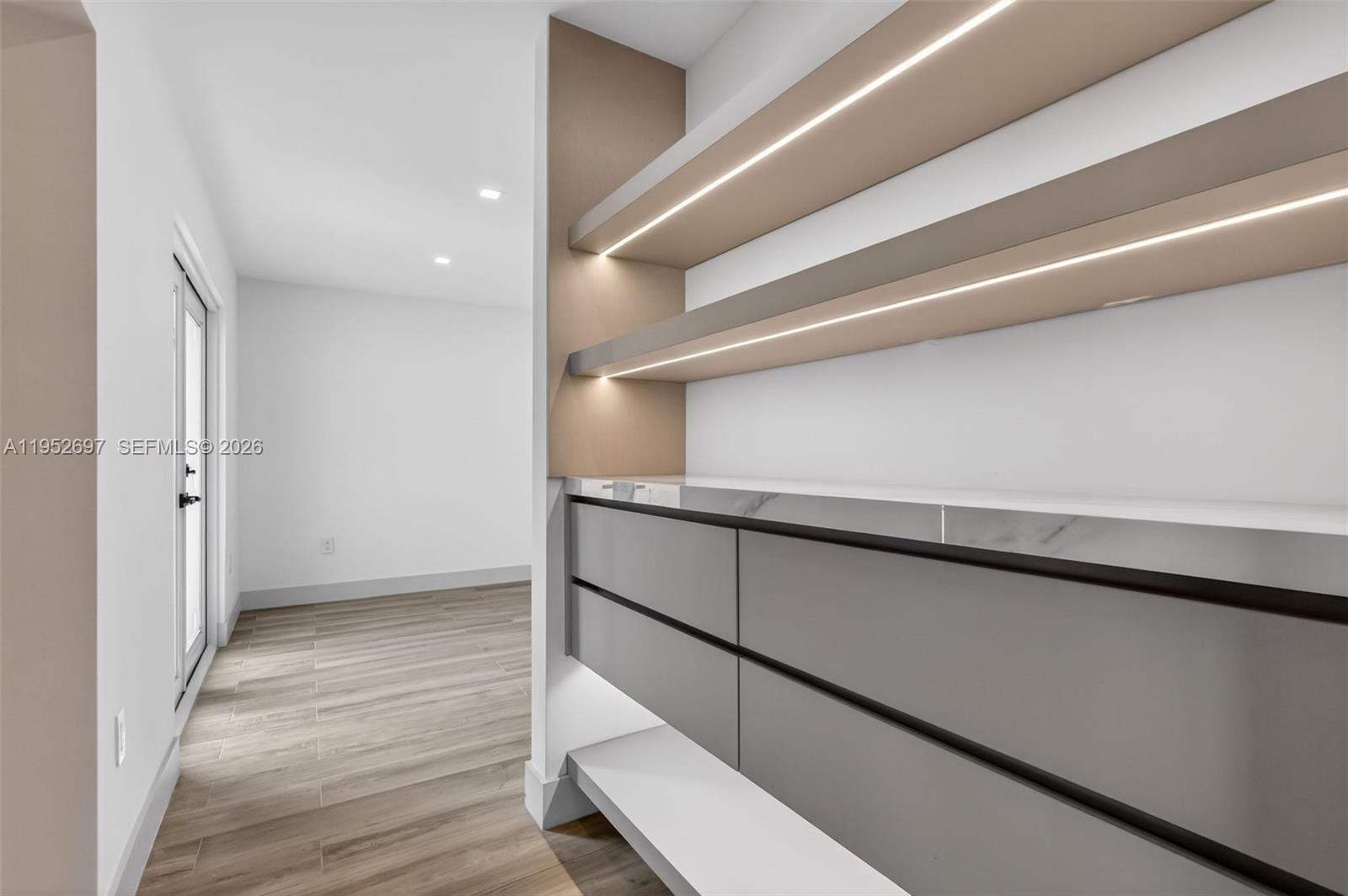 NORTHRIDGE - Residential