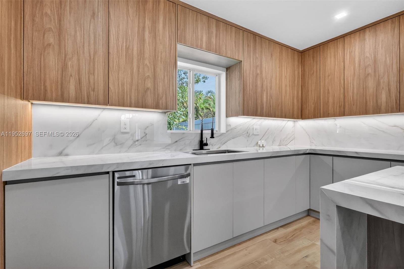 NORTHRIDGE - Residential