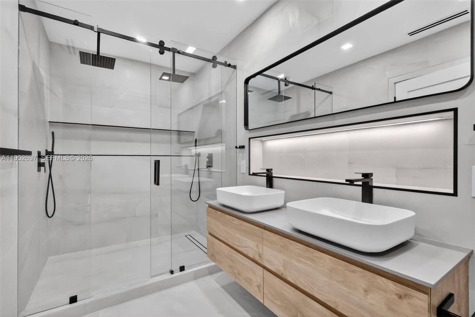 NORTHRIDGE - Residential