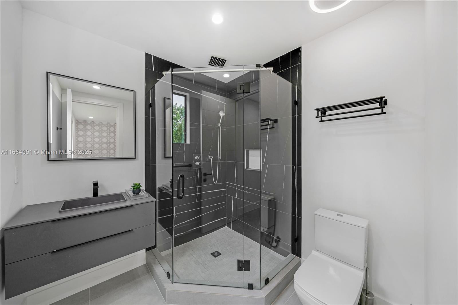 COLLINS ESTATES 1ST ADDN - Residential