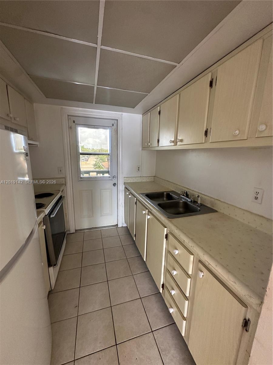 1050 E Sample Rd 208