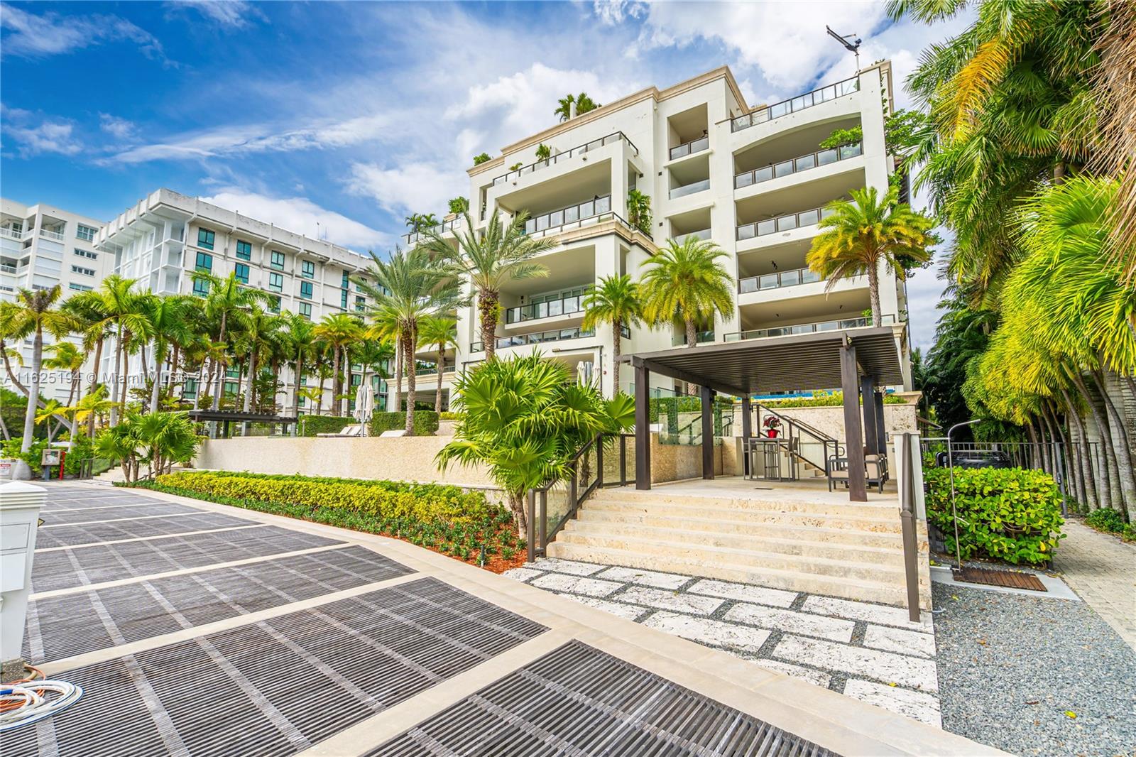 RESIDENCES AT VIZCAYA CON - Residential