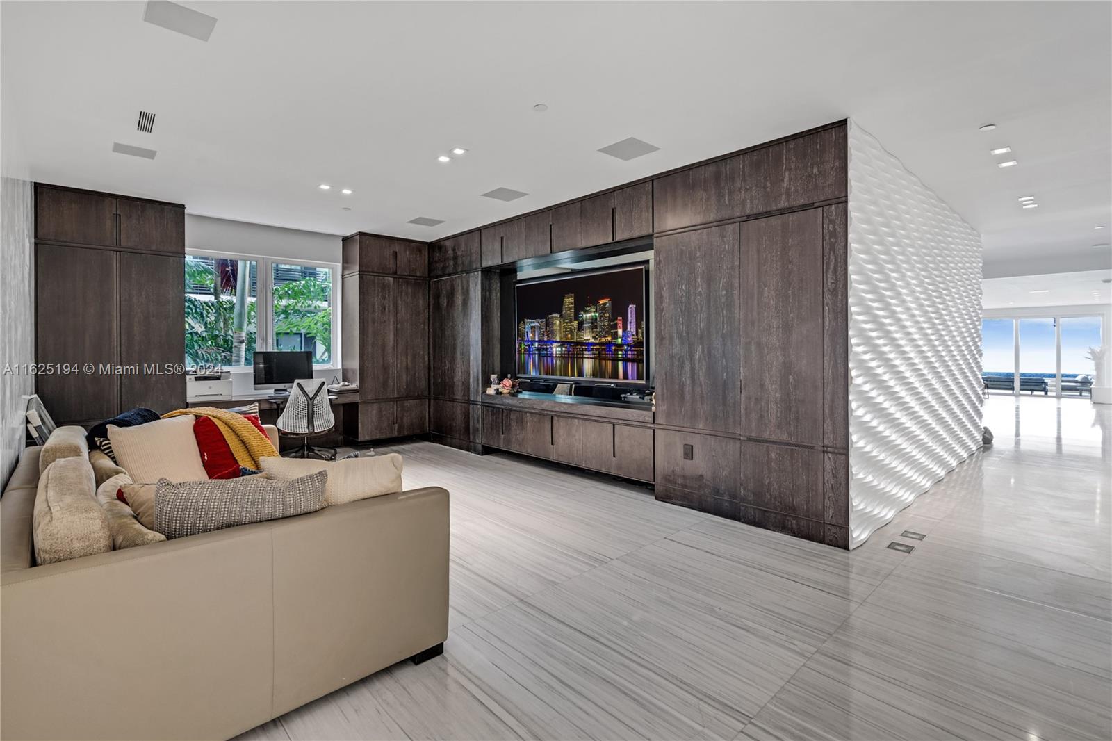 RESIDENCES AT VIZCAYA CON - Residential