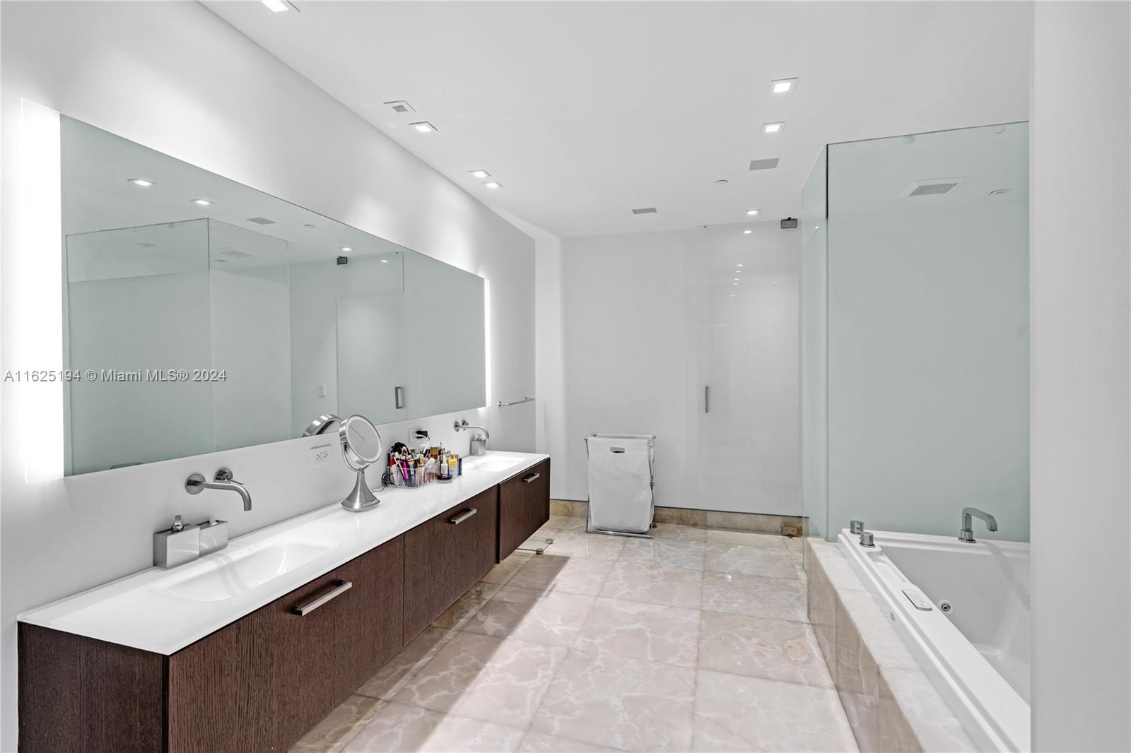 RESIDENCES AT VIZCAYA CON - Residential