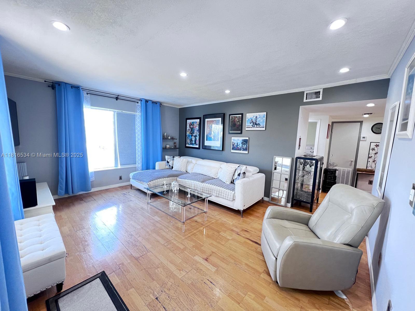 8420 Byron Ave 8