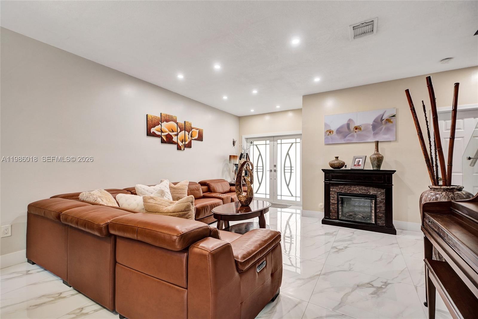 TWIN LAKE SHORES CENTRAL - Residential