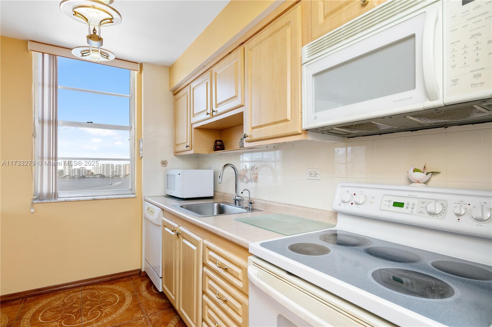 WINSTON TOWERS 100 CONDO - Residential