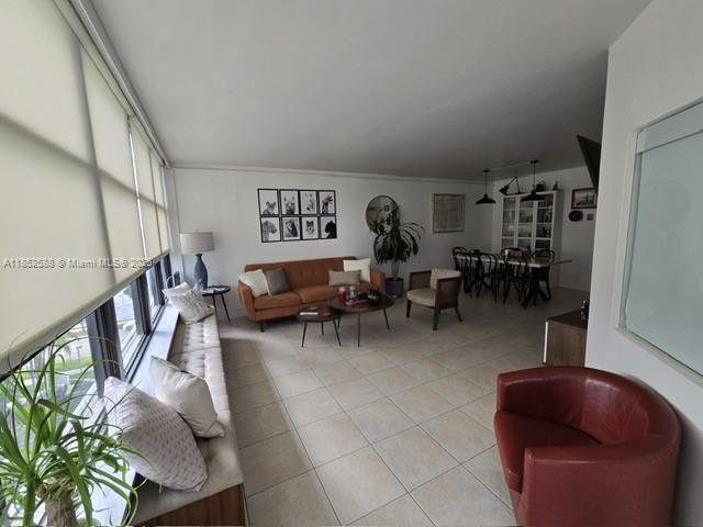 Beautifully unit on Brickell Bay Dr. Spacious 2/2 layout with tile floor throughout unit, solid wood doors and baseboards. Stainless steel appliances, high end bathrooms, glass shower, great Brickell and Key Biscayne Bay views. Remodeled pool with Jacuzzi. Fabulous gym with sauna bath, tight security, one parking space with one additional guest spaces.