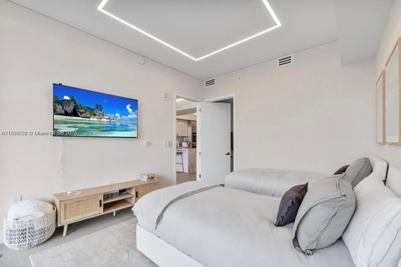 PRIVE CONDO - Residential Lease