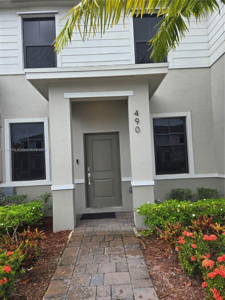 Perfect opportunity to lease this almost brand new townhouse; includes water, electricity & HOA. Thx