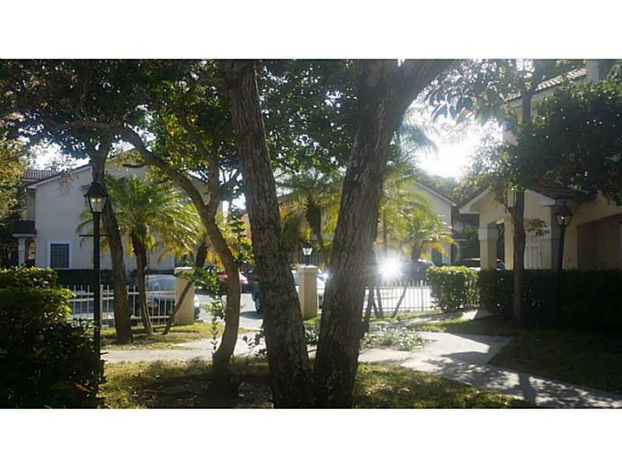 PERFECT 2 BEDROOM, ONE-STORY TOWNHOME IN A NICE AND PRIVATE COMPLEX. LOCATED BLOCKS AWAY FROM THE TURNPIKE, GREAT FOR COMMUTING! IN A SECURE COMMUNITY. TENNIS COURTS, SWIMMING POOLS, PARKS. NEXT TO SHOPPING MALLS. EXCELLENT SCHOOLS IN THE AREA. LARGE LIVI NG ROOM, HIGH CEILINGS. WASHER AND DRYER IN UTILITY ROOM IN BACK OF THE HOME. RELAXING PATIO AND FENCED BACKYARD. PERFECT TOWNHOME TO CALL HOME!