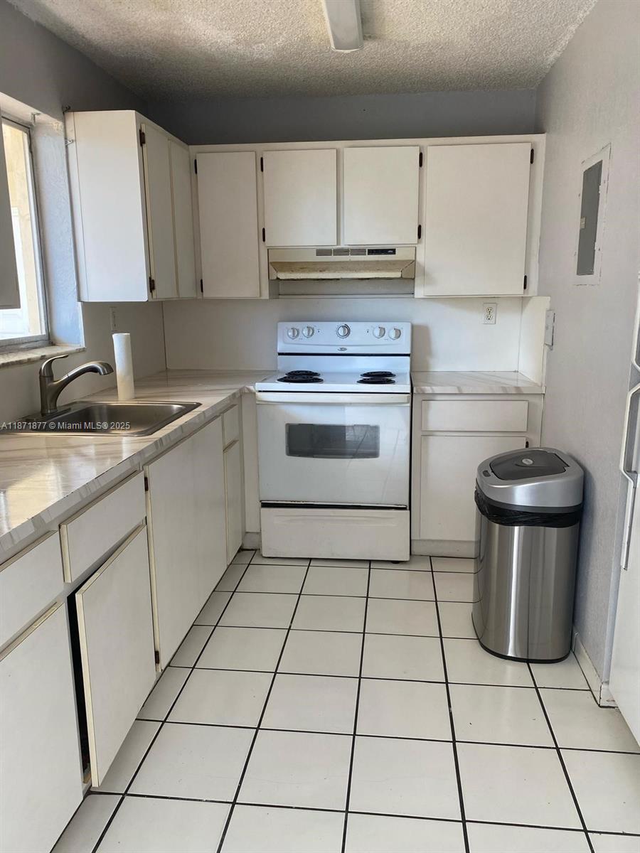 This charming 1-bedroom, 1-bath apartment has everything you need and more. Inside, you’ll find a spacious closet for all your storage needs, your very own assigned parking spot, and the convenience of community laundry right in the building. With a fast approval process, moving in is quick and stress-free, so you can start enjoying your new home right away. Apartments like this don’t stay on the market for long, so let’s set up a showing today!