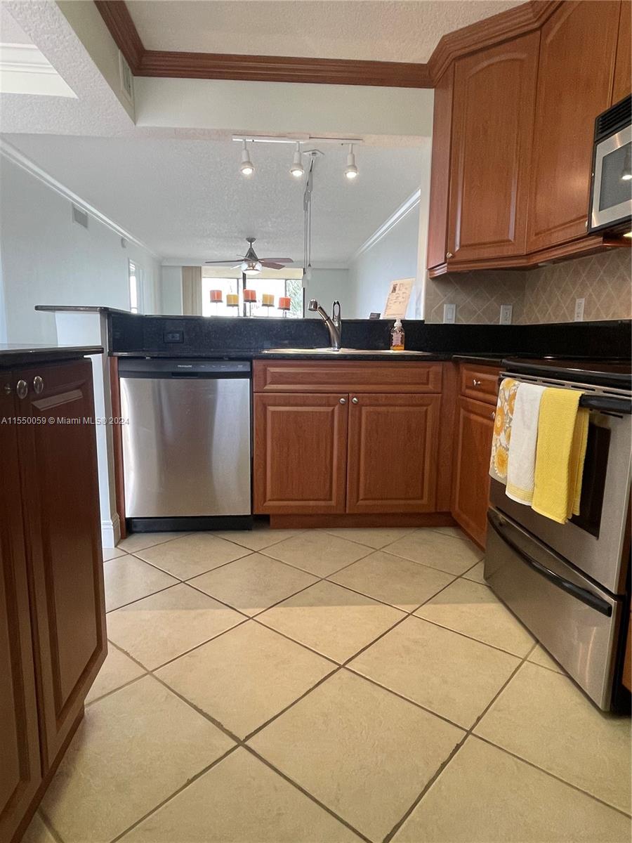 LAKE EMERALD CONDOMINIUM - Residential