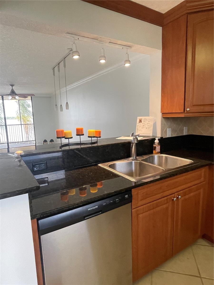 LAKE EMERALD CONDOMINIUM - Residential