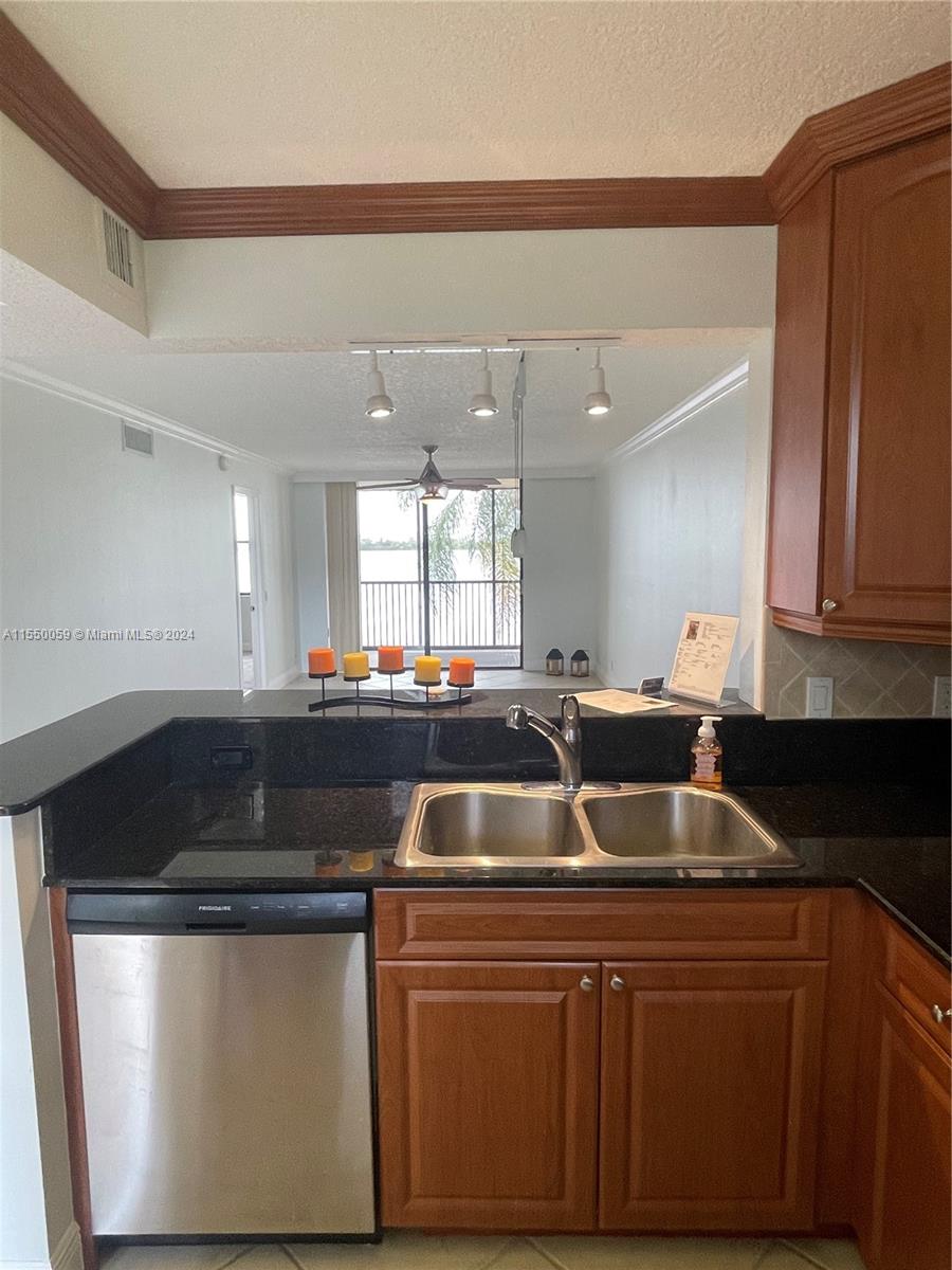 LAKE EMERALD CONDOMINIUM - Residential