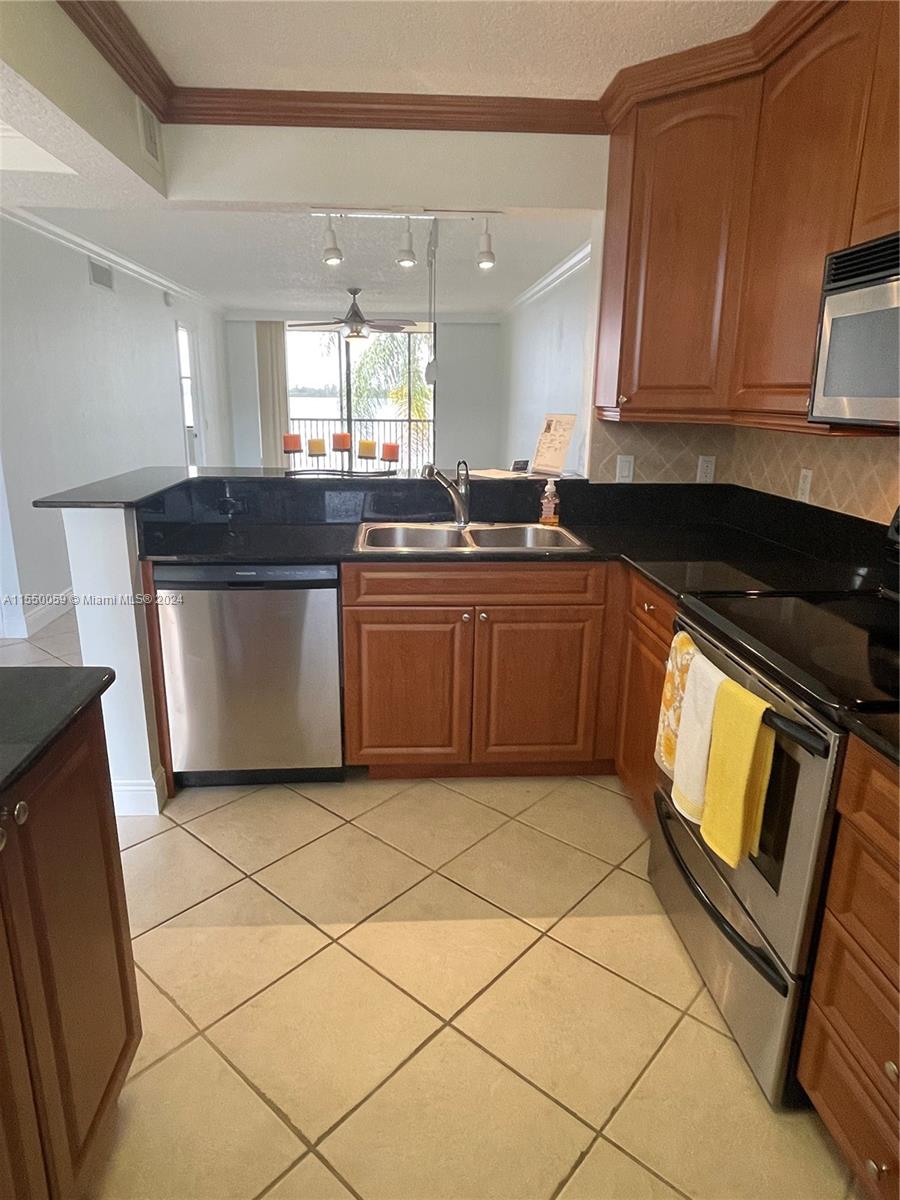 LAKE EMERALD CONDOMINIUM - Residential