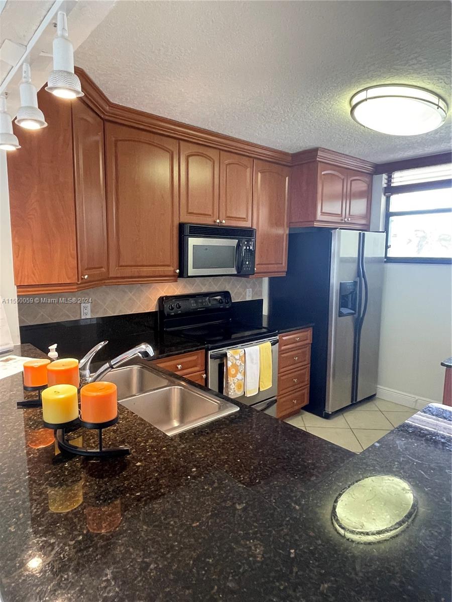 LAKE EMERALD CONDOMINIUM - Residential