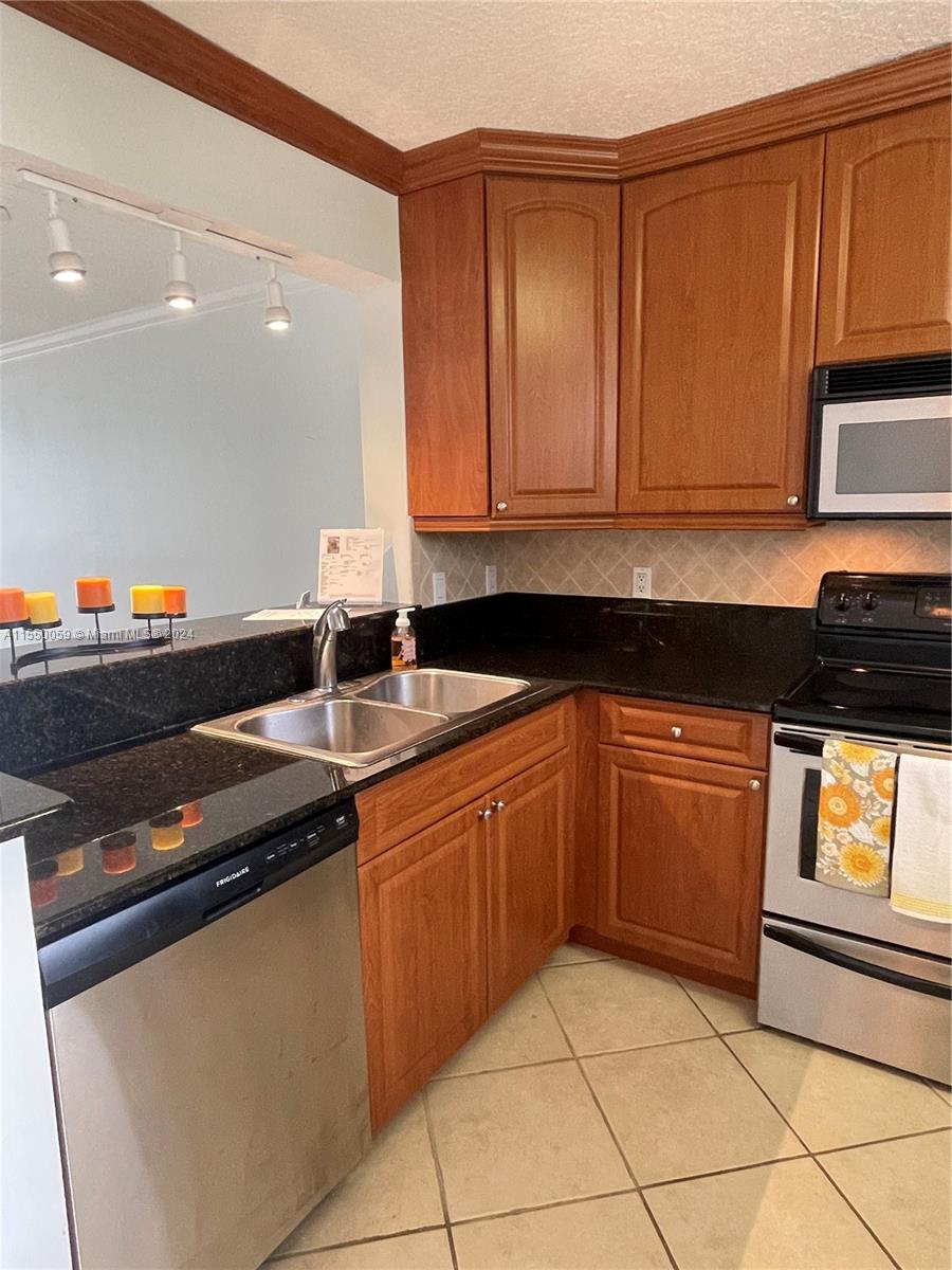 LAKE EMERALD CONDOMINIUM - Residential