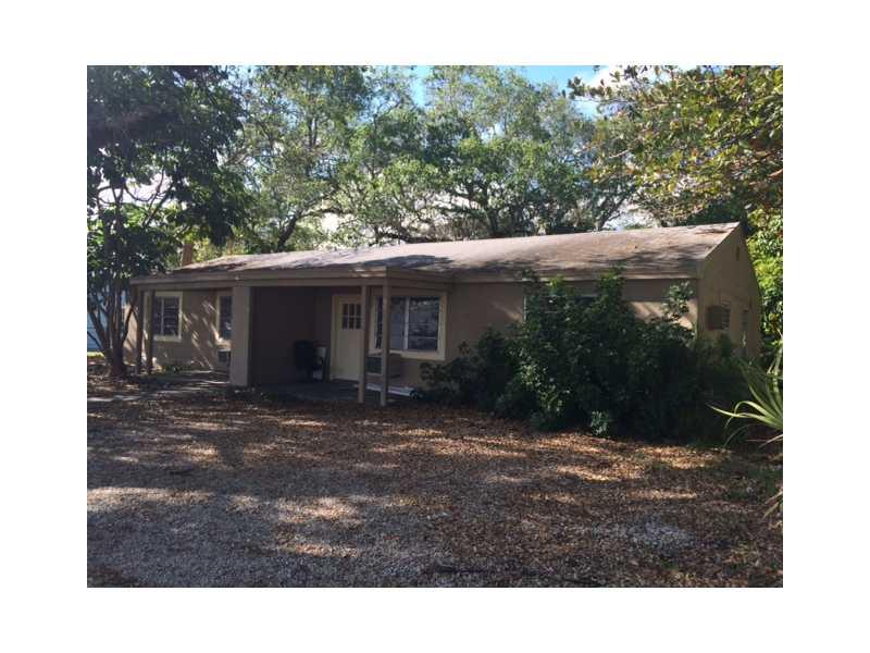 SPACIOUS 2/1 DUPLEX WITH BIG BACKYARD HAS WASHER AND DRYER. TILE THROUGHOUT, SPACIOUS KITCHEN AND VERY BRIGHT UNIT.