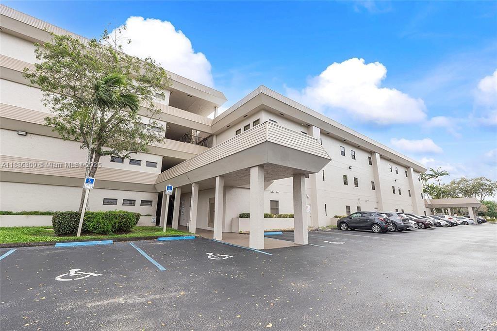 2699 Stirling Rd 305-A, Hollywood, FL, 33312/$585,000 2 2699 Stirling Rd 305-A