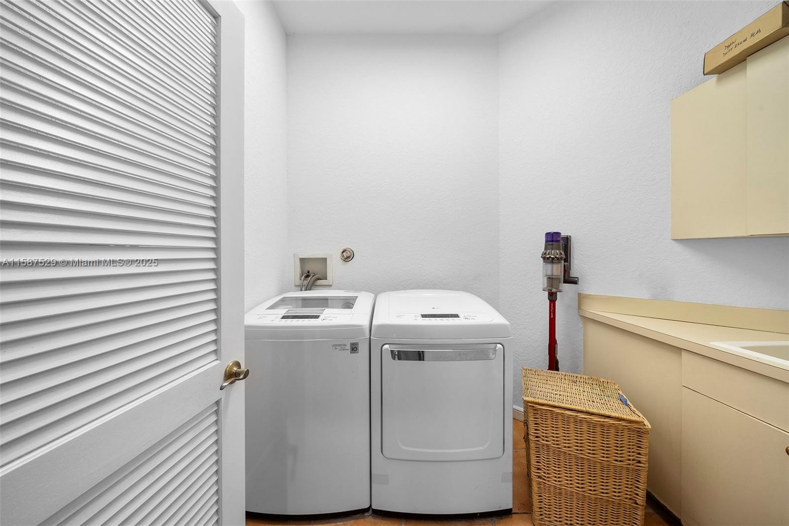 MAYFAIR AT WOODFIELD COUN - Residential