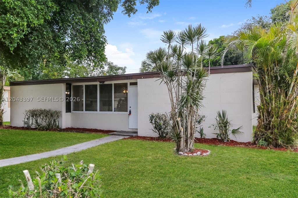 Photo of 11823 Dahlia Dr, Royal Palm Beach, FL 33411 (MLS # A12043397)