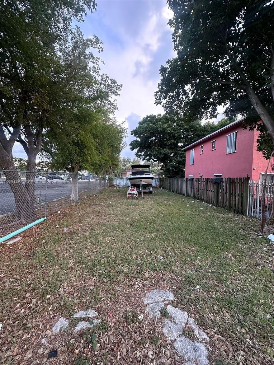 Great opportunity!!! This vacant lot is Zoned UC EDGE - MIXED USE CORRIDOR (MC), Located in the Model City Urban Center District (MCUCD). Owner has an Administrative Site Plan Review Approval to build 2 Dwelling Units, each unit 1,862 SF (2 Bedrooms + Den and 2.5 Baths), 1 Lobby (ground Floor) 370 SF. This is an excellent investment for an owner to live, or for builder business. Existing impact fee Credit. Approved Administrative Site Plan and Director’s Approval letter are available for review.