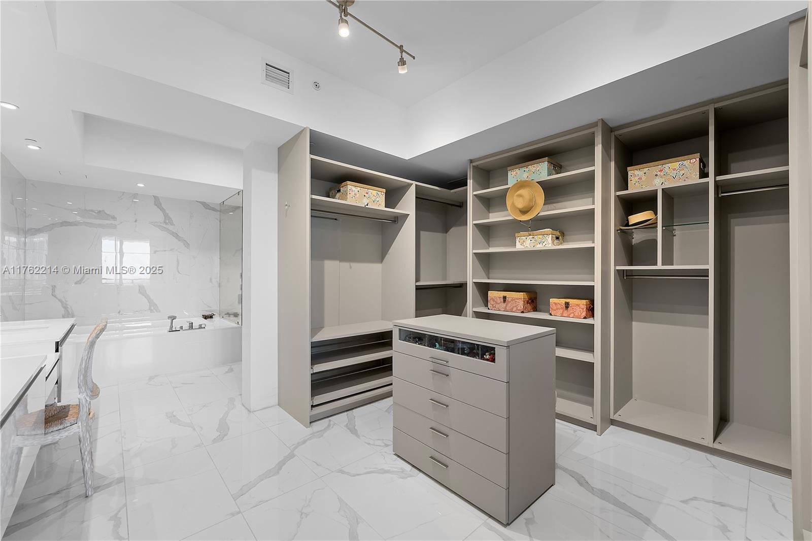 PRIVE CONDO - Residential