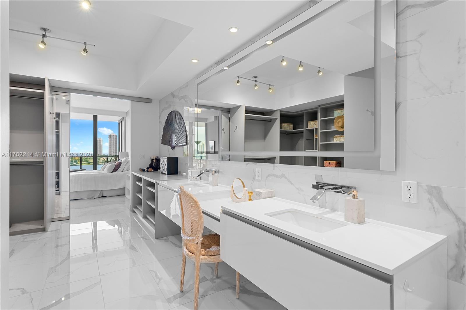 PRIVE CONDO - Residential