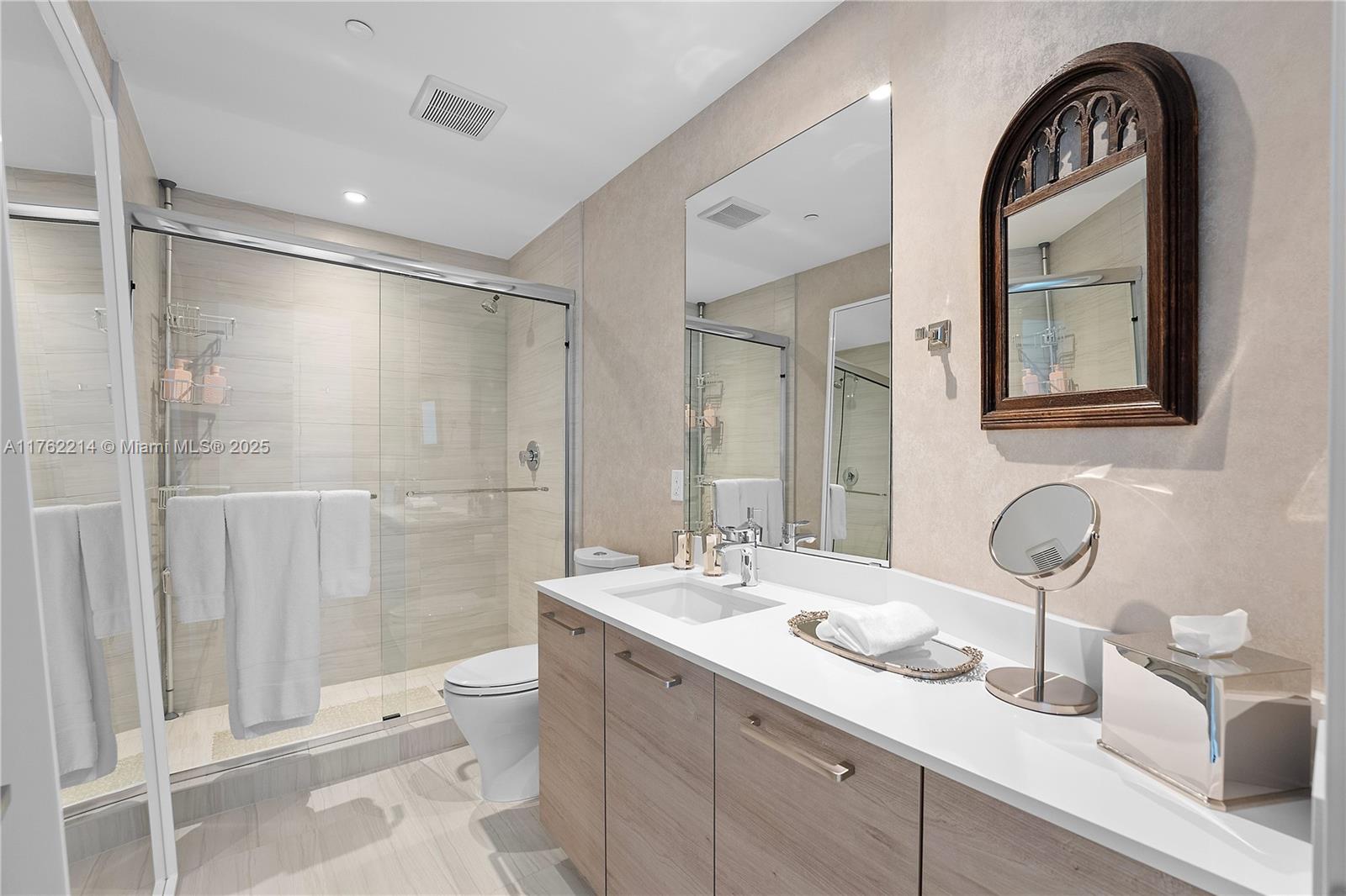 PRIVE CONDO - Residential